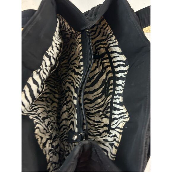 Vera Bradley 16x12" black quilted shoulder bag purse magnectic closure zebra lin - Picture 5 of 9